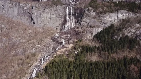 Drone: Climbing a waterfall 库存影片 117372553