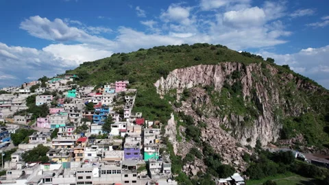 Drone Close-Up of Cerro Gordo Cliff and Hillside Homes in Ecatepec Mexico Stockbeeldmateriaal 339150996