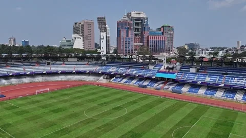 Drone close-up of the empty M. Chinnaswamy Stadium in front of UB City buil.. Stock-Footage 330274608