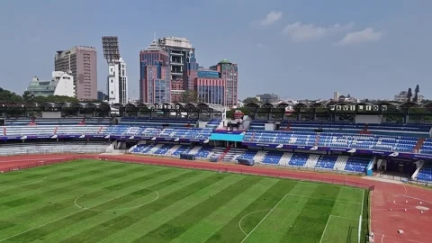Drone close-up of the empty M. Chinnaswamy Stadium in front of UB City buil.. Stock-Footage 330274612