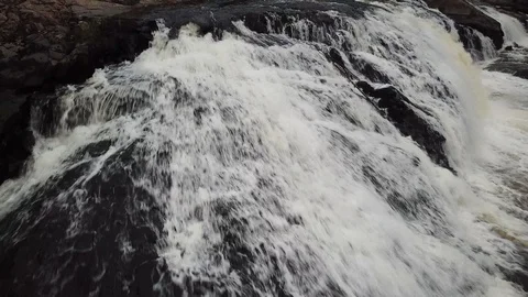 Drone close up over waterfall Vídeo Stock 115727563