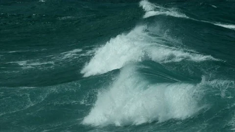 Drone Closeup over Stormy Ocean Waves Vidéo 135474385