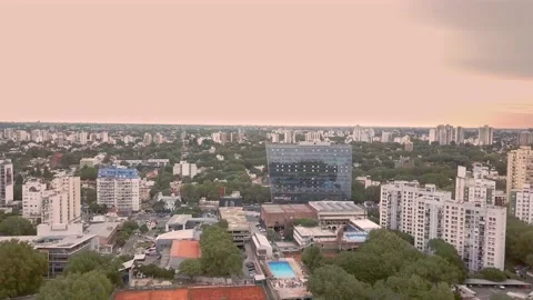 Drone de un edificio vidriado en una día nublado en la ciudad de buenos Vidéo 130843611