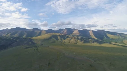 Drone decrease above wide grassland valley over mountain ridge at sunset 库存影片 121169070