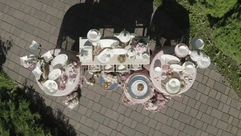 Drone descending above elegant tableware installation Vidéo 329833593