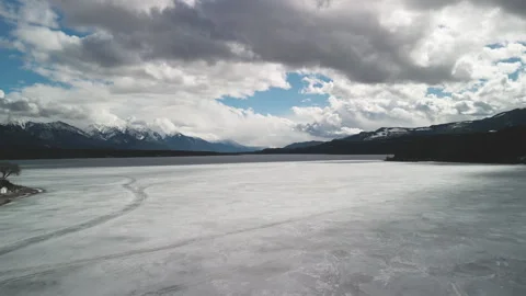 Drone Descending and Flying Over Frozen Lake Windermere in British Columbia - 4K 動画素材 326067213