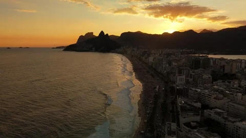 Drone Descending Fly Left Over Ipanema Beach At Sunset In Rio De Janeiro Vídeo Stock 324699129