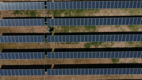 Drone descending over a massive solar panel facility. Stockbeeldmateriaal 104640062