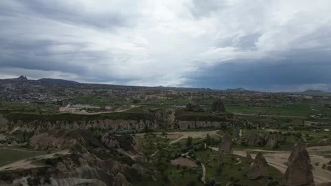 Drone Descending from Rose Valley Midpoint Toward Valley Base and Entrance 스톡 동영상 336483946