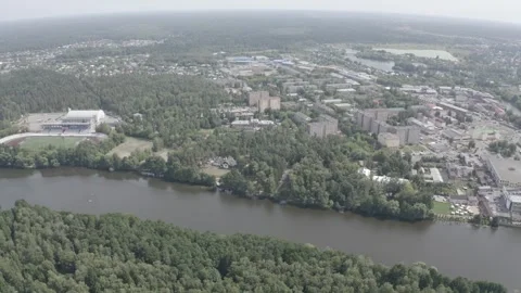 Drone descending sideways above river in Noginsk Vídeos de archivo 332683306