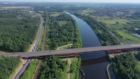 Drone descending sideways over the bridge Stockbeeldmateriaal 321643622