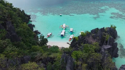 Drone Descending Toward Smith Point Beach - Coron Palawan Philippines Vídeos de archivo 331319111