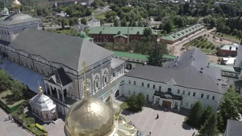Drone descending while rotating above church domes Video stock 332019001