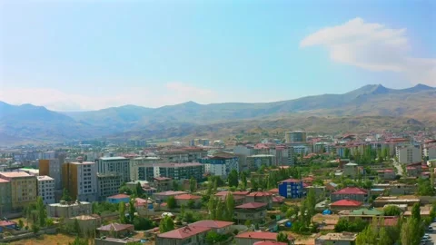 Drone descends above an eastern Turkish city, revealing residential blocks, open Vídeo Stock 344835658
