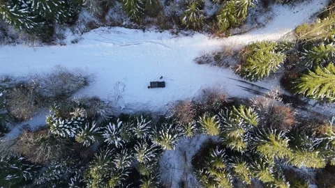 Drone descends toward solar-powered vehicle on snowy forest road in Haut-Jura 스톡 동영상 336126155