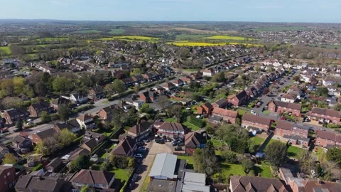 Drone descent over Goffs Oak village with Cuffley distant skyline and B156 road Vídeos de archivo 333389033