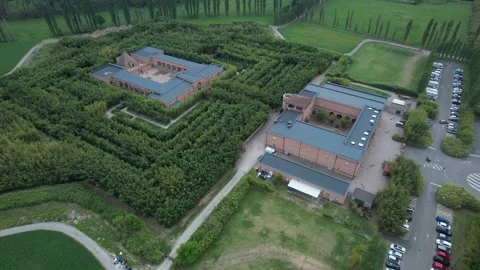 Drone descent over the Labirinto della Masone in Fontanellato, Parma, Italy Vídeos de archivo 327718058