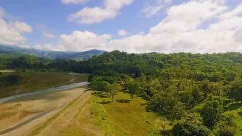 Drone does paralax in tropical river and mountain landscape in Costa Rica. 스톡 동영상 120996054