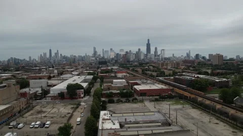 Drone Downtown Chicago with Train 库存影片 158111616