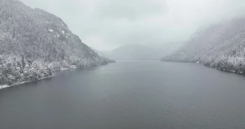  Drone Eerie Flight: Snowstorm Over Black Winter Lake Stockbeeldmateriaal 250457404