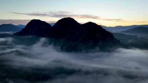 Drone Eye Level View of Twin Peaks Above Sea of Clouds  at Golden Sunrise 库存影片 335609343