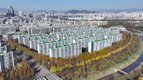 Drone of fall foliage at yangjaecheon at mido apartments in daechi dong, gan Vidéo 260020354