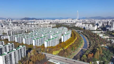 Drone of fall foliage at yangjaecheon at mido apartments in daechi dong, gan Vidéo 260020366