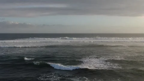 Drone filming the waves ocean horizon Vidéo 303629962