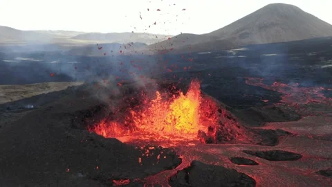 Drone Films Active Volcano Eruption in Iceland 2022 스톡 동영상 210233793