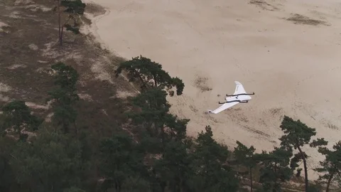 Drone finding poachers 動画素材 84938501