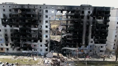 A drone flew through a ruined house in Borodyanka. The war in Ukraine Vídeo Stock 183562007