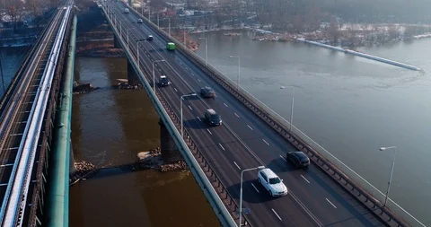 The drone flies along the Gdanski bridge, following moving cars. 스톡 동영상 112156708