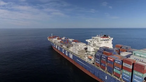 Drone flies alongside huge container ship in summer Vídeo Stock 83201313
