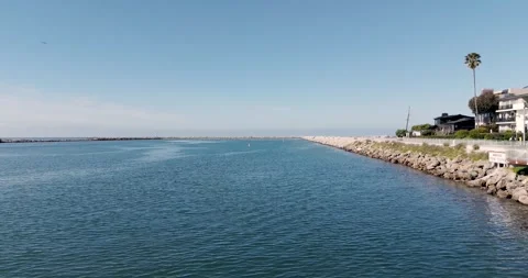 The drone flies alongside the ocean and at the end of the video ascends upwards Video stock 270181429
