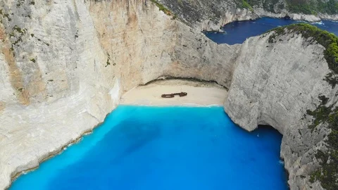 A drone flies back over Shipwreck Beach of Zakynthos Island on a sunny day Video stock 120539080