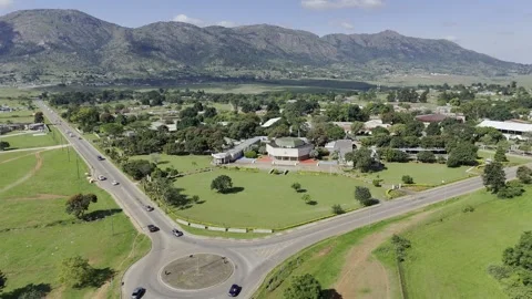 Drone flies backwards from front of Parliament on sunny morning in Lobamba Vídeo Stock 333279664
