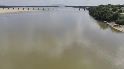 Drone flies backwards over Rio Branco river in Boa Vista, Roraima, Brazil Vidéo 286401241