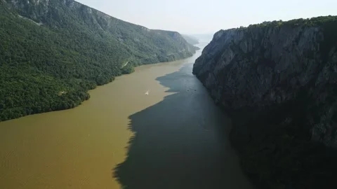 Drone Flies Forward Through Iron Gates Gorge on Danube 库存影片 333863843