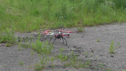 Drone flies up from the ground Vídeo Stock 83690349