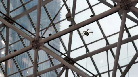 A drone flies inside a large building. Video stock 195115875