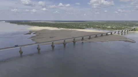 Drone flies to the left north over Ponte do Macuxis bridge on the Rio Branco Vidéo 286717471