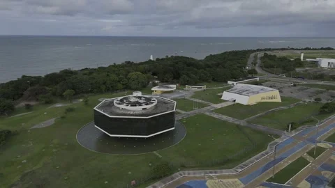 Drone flies low over Estação do Cabo Branco toward Farol do Cabo Branco Vidéo 279869260