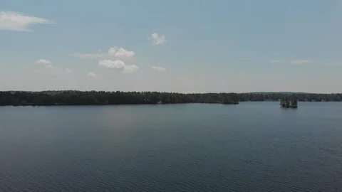 Drone Flies Low Over lake and Rises Up Vídeo Stock 92178264