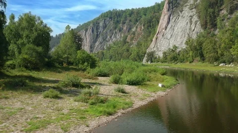 The drone flies low over the river, repeating the bend of the river. 스톡 동영상 114728003