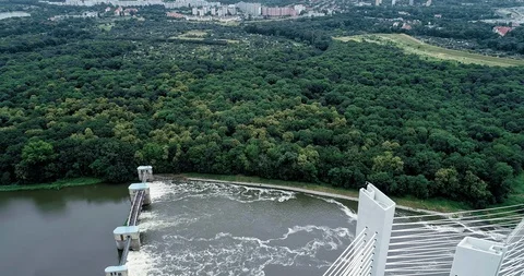 The drone flies over the bridge. Video stock 108186325