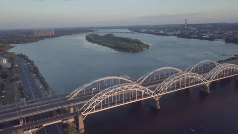 Drone flies over the bridges 動画素材 76651183