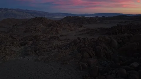 Drone Flies Over Dark Alabama Hills Boulder Field Toward Coral Sunset Vídeos de archivo 324317663