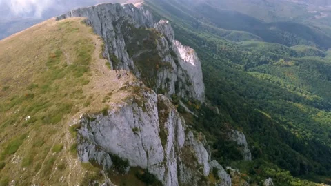 Drone flies over dizzying mountain cliffs - 4K 库存影片 167809253