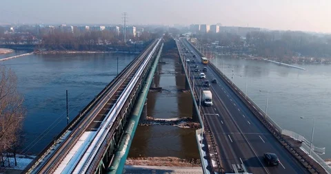 The drone flies over the Gda?ski bridge. Video stock 112081269