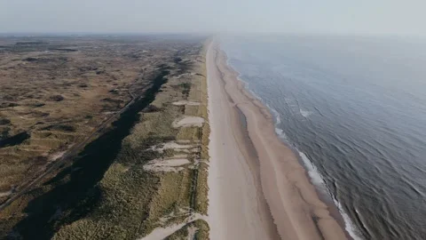 Drone flies over long ocean shore in the wildness on a summer day Vídeo Stock 196837533